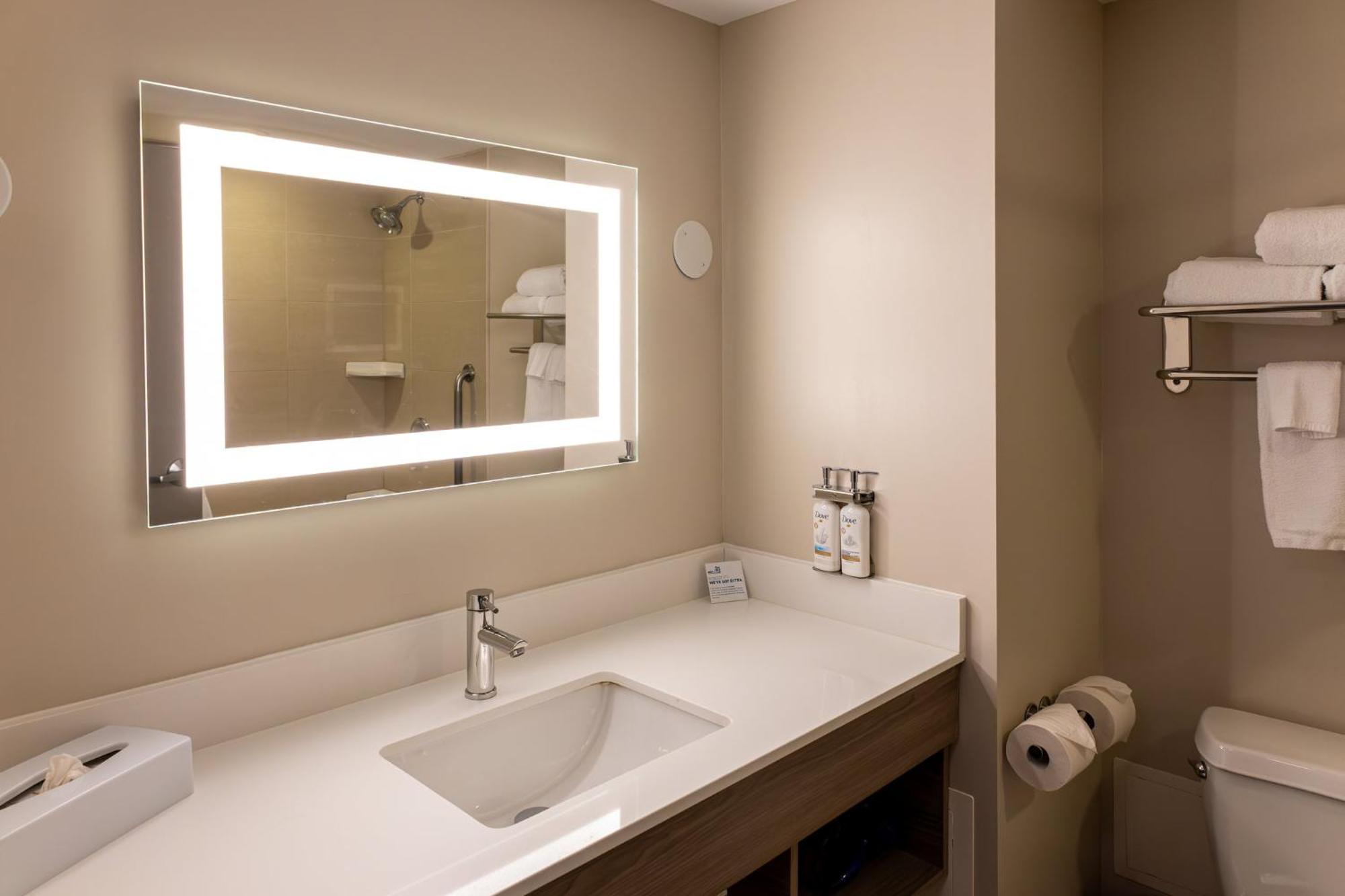 Holiday Inn Express Hotel & Suites Brockville By Ihg Exterior photo