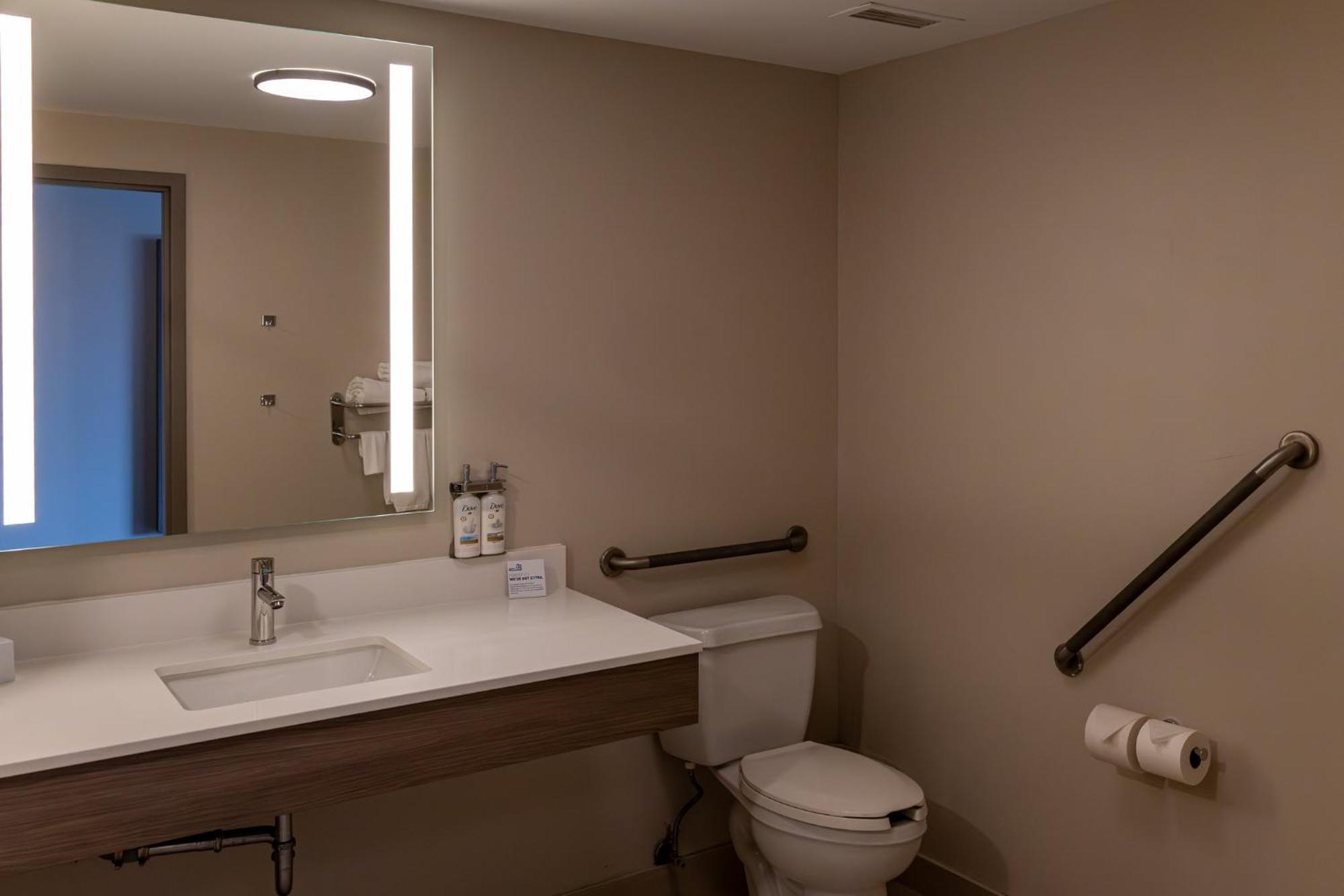 Holiday Inn Express Hotel & Suites Brockville By Ihg Exterior photo